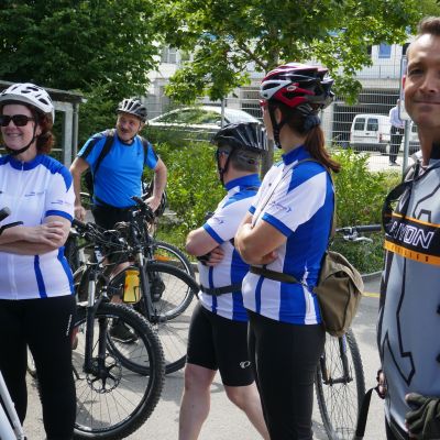 002 Der Organisator freut sich